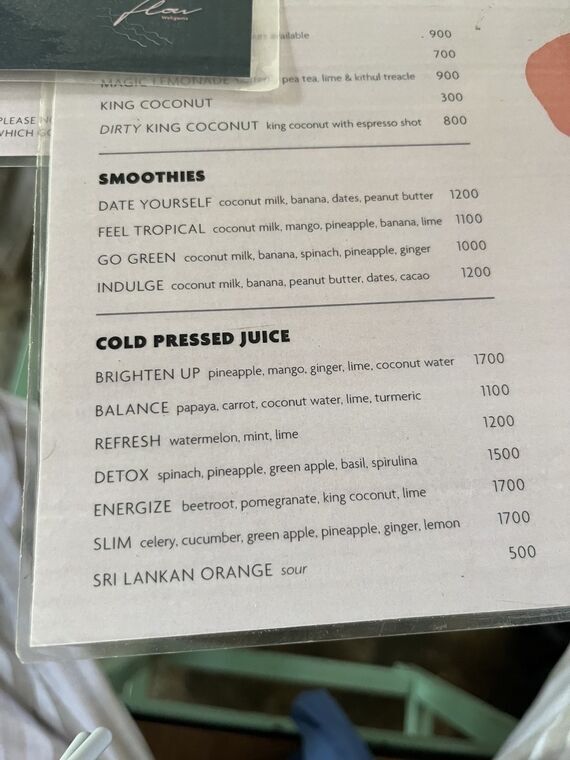 flowのドリンクメニュー。SMOOTHIESとCOLD PRESSED JUICEの欄。DETOXはspinach, pineapple, green apple, basil, spirulinaで1500の表記
