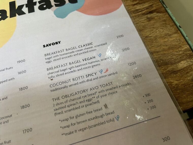 flowの朝食メニューのSAVORY欄。BREAKFAST BAGEL CLASSIC 2100、BREAKFAST BAGEL VEGAN 2100、COCONUT ROTTI SPICY 1200、THE OBLIGATORY AVO TOAST 2400の並び