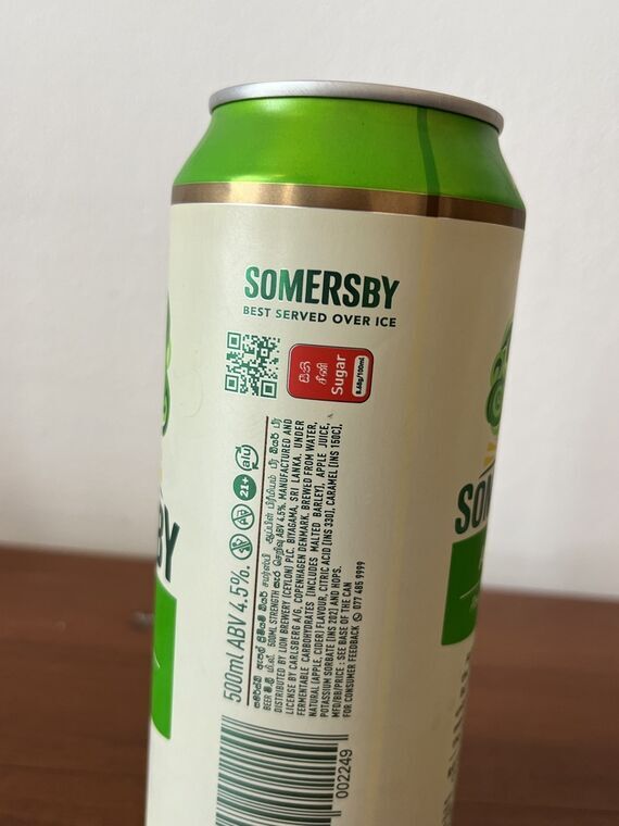 SOMERSBY APPLEの缶の裏面。赤いSugarロゴに8.68g/100mlの表記、QRコード、500ml ABV 4.5%と原材料の英文
