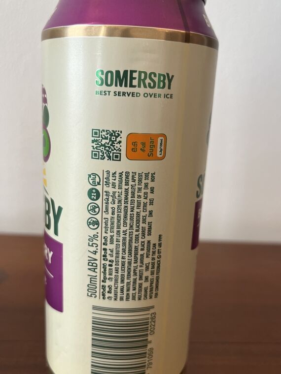 SOMERSBY BLACKBERRYの缶の裏面。アンバーのSugarロゴに6.2g/100mlの表記、原材料にBLACK CARROT JUICEの記載