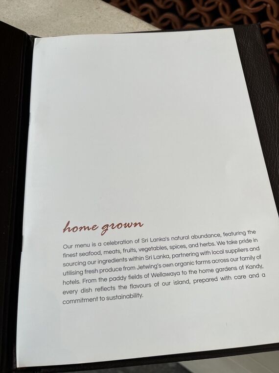 メニューの見返しページ。home grownの見出しと、スリランカ産の食材やJetwingの自社オーガニックファームについての英文