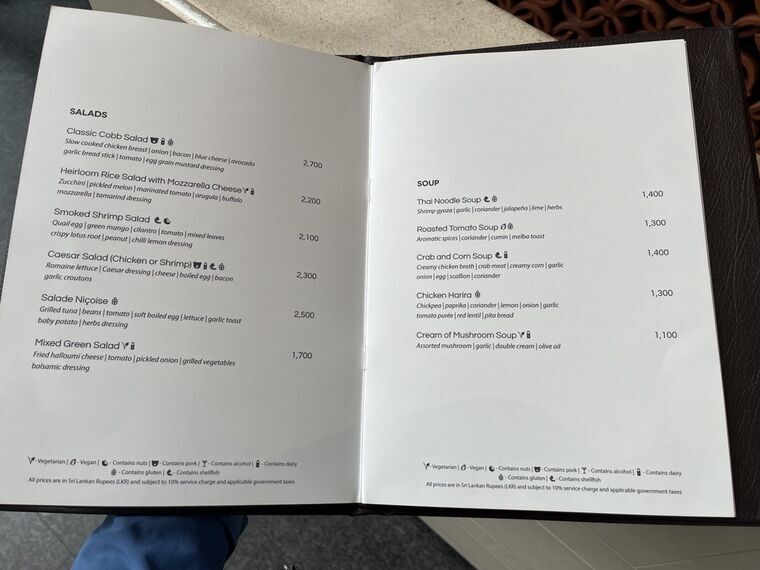 57のメニューのSALADSとSOUPの見開きページ。Classic Cobb Salad 2,700、Cream of Mushroom Soup 1,100などの価格が並ぶ