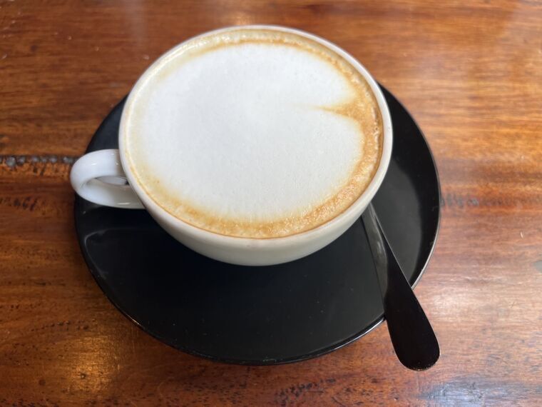 Black Cat Cafeのカプチーノ990ルピー