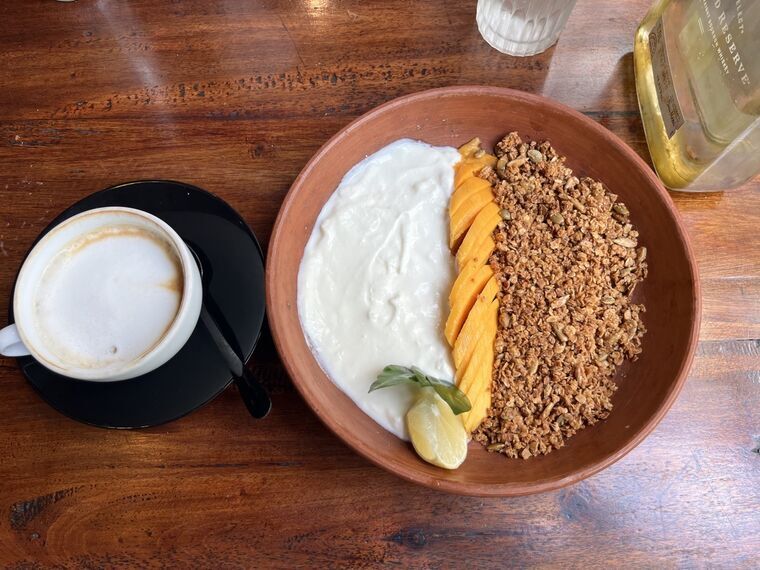 Black Cat CafeのGranola Bowl 2,800ルピーとカプチーノ