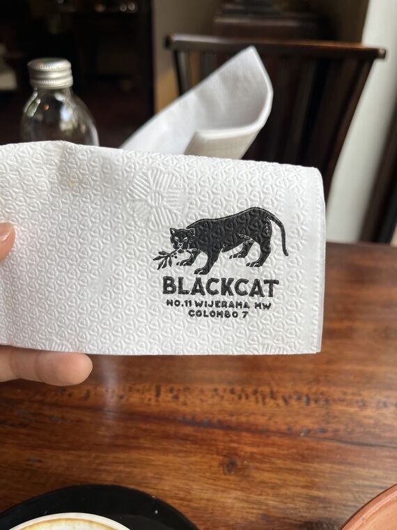 BLACKCATロゴと住所が型押しされたペーパーナプキン