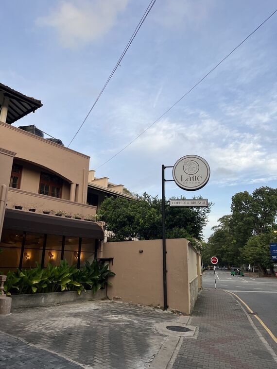 コロンボのLatte Ceylonの丸看板と外観。COFFEE &amp; BRUNCH