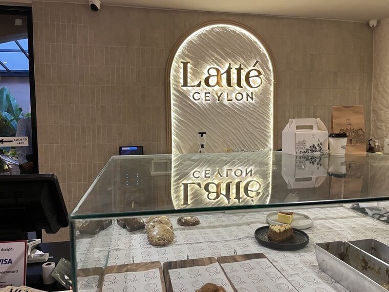 Latte CeylonのカウンターとLatt&eacute; CEYLONのライトサイン