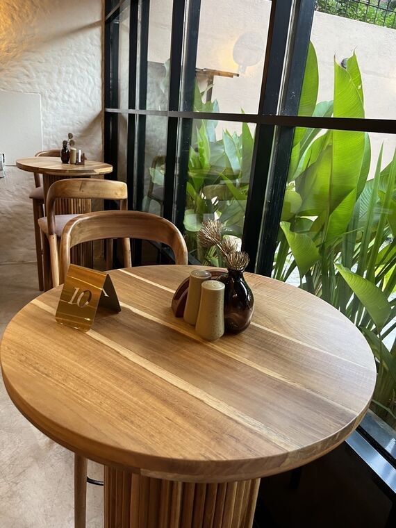 Latte Ceylonの窓際のハイテーブル席