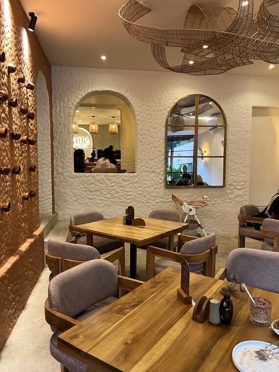 Latte Ceylonの店内。白い凹凸壁とアーチ窓とラタンの天井アート