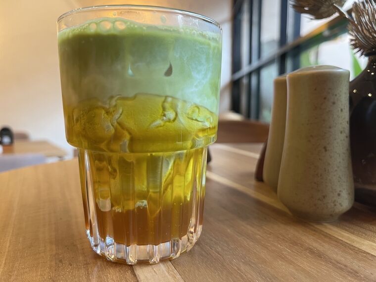 Latte Ceylonのマンゴー抹茶アイスの3層。底にマンゴーシロップ、中間にミルク、上に抹茶