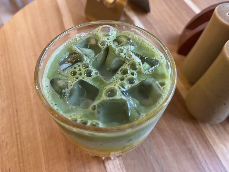 Latte Ceylonのマンゴー抹茶を真上から。氷と抹茶の泡