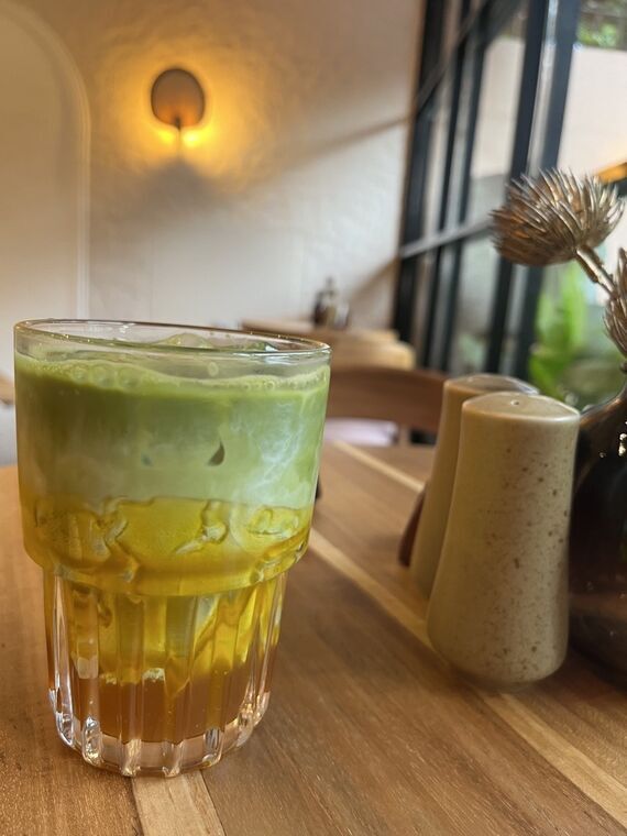 Latte Ceylonのマンゴー抹茶と店内の壁ランプ