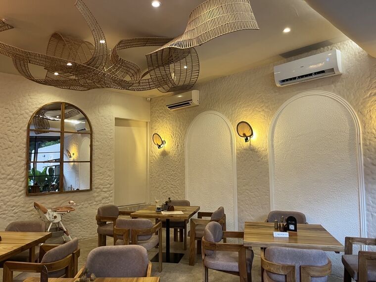 Latte Ceylonの店内全景。白い凹凸壁とアーチ装飾