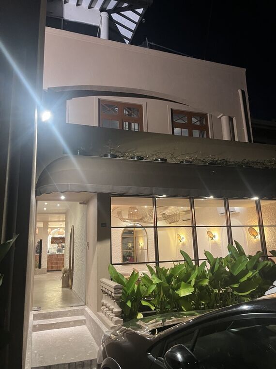 夜のLatte Ceylonの外観。窓から店内の灯り