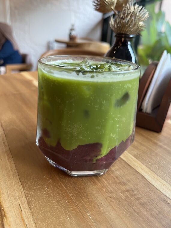 Latte CeylonのBlueberry Matcha Fizz。上が抹茶の緑、底がブルーベリーの紫の2層