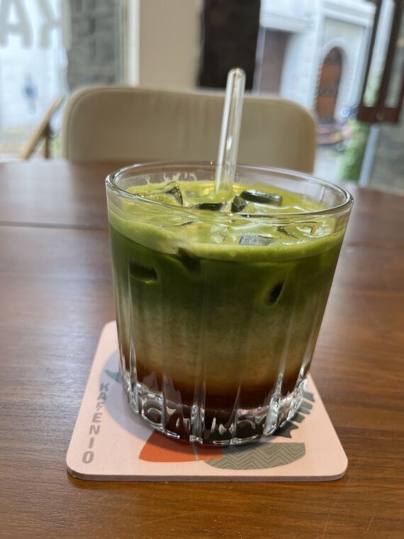 KafenioのKafenio Matcha。上から抹茶、ミルク、底にエスプレッソの3層
