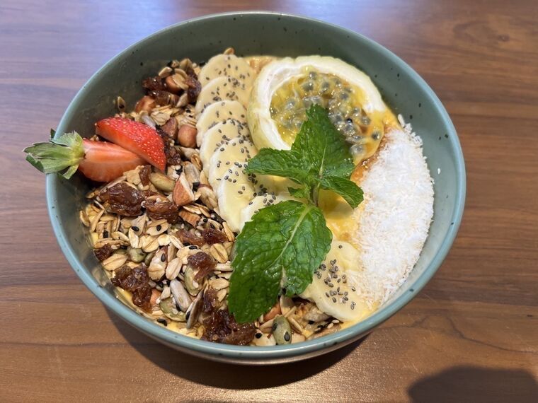KafenioのGolden Tropics Bowl。グラノーラ、バナナ、パッションフルーツ、ココナッツフレーク、いちご、ミント