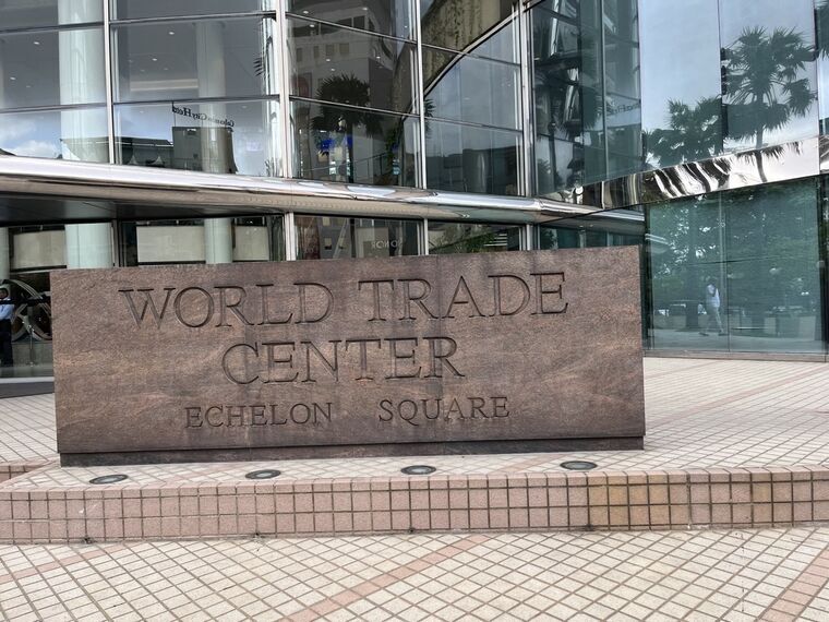 WORLD TRADE CENTER ECHELON SQUAREと刻まれた入口の石碑