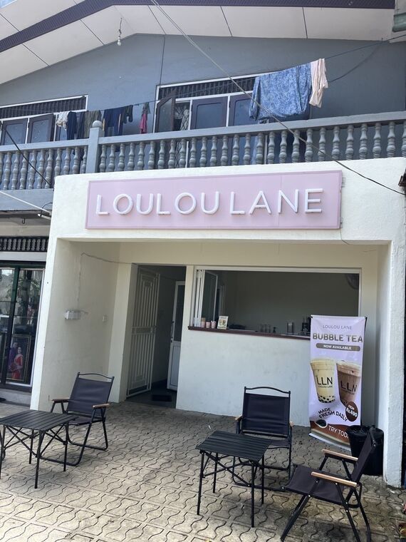 アルトゥガマのLOULOU LANEの外観。ピンクの看板とBUBBLE TEA NOW AVAILABLEの垂れ幕