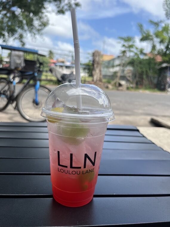 LOULOU LANEのストロベリーライムソーダ。LLNロゴ入りカップにピンクから赤のグラデーション、ライムと氷