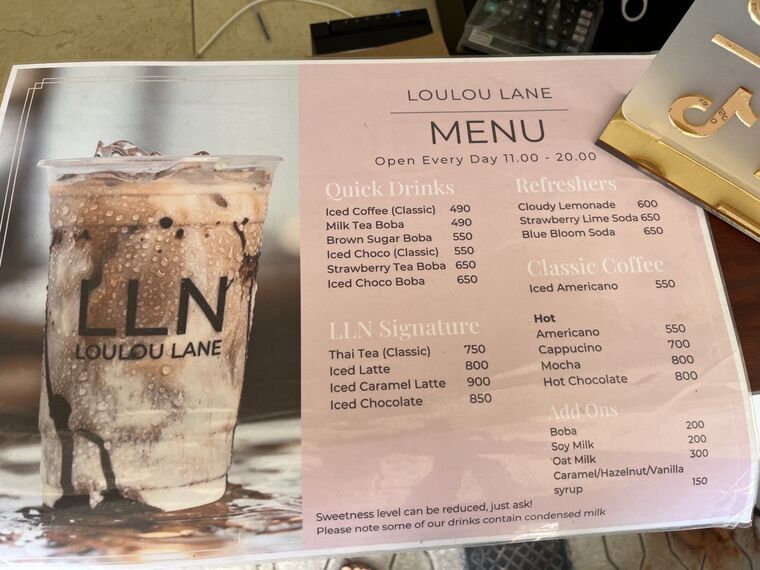 LOULOU LANEのメニュー表。Open Every Day 11:00-20:00の表記とドリンクの価格一覧