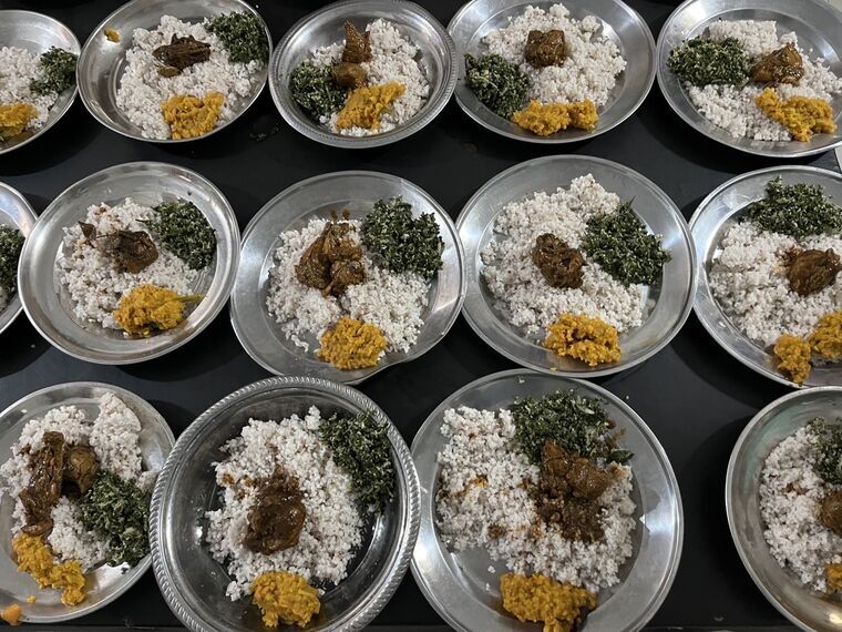 完成したダーネのプレートの俯瞰。ご飯にチキンカレー、ムクヌウェンナ、パリップが盛られた皿がずらりと並ぶ
