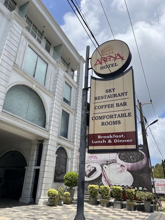 ARENA HOTELの袖看板。SKY RESTAURANT・COFFEE BAR・COMFORTABLE ROOMSの表記と白い建物