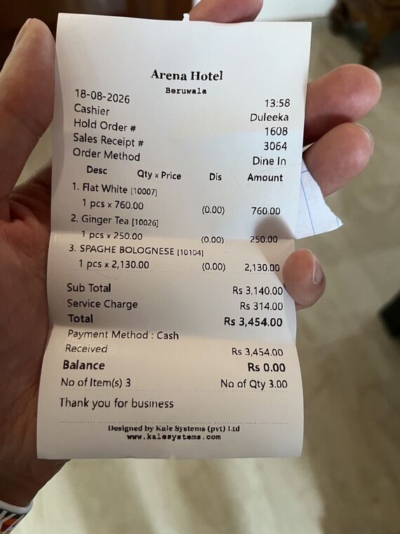Arena Hotel Beruwalaのレシート。Flat White 760、Ginger Tea 250、SPAGHE BOLOGNESE 2,130、Service Charge 314、Total Rs 3,454
