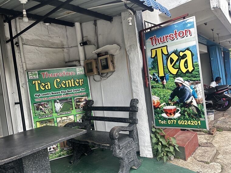 Thurston Tea Centerの店頭。High country Nuwara Eliya Best Ceylon Teaの看板と、茶の製造工程を示したポスター