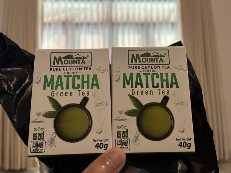 購入したMounta Matcha Green Tea 40gの箱2つ。PURE CEYLON TEA・SINCE 2000の表記とセイロンティーのライオンロゴ