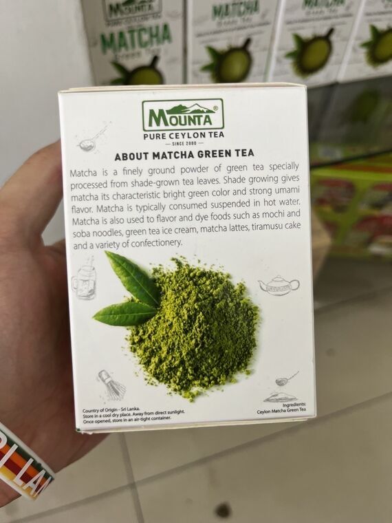 Mountaの箱のABOUT MATCHA GREEN TEAの面。抹茶の説明文と抹茶パウダーの写真、Country of Origin - Sri Lanka、Ingredients: Ceylon Matcha Green Teaの表記