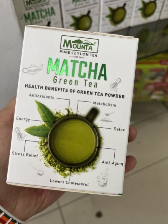 Mountaの箱の正面。MATCHA Green Teaの商品名の下にHEALTH BENEFITS OF GREEN TEA POWDERの見出しと、抗酸化・代謝・デトックスなどの効能図