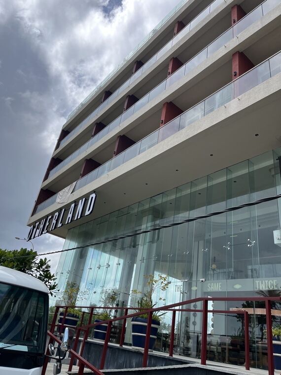 Indian Tadkaと同じ建物に掲げられたOtherlandの看板