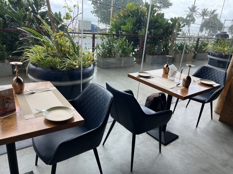 Indian Tadkaの窓際のテーブル席と外の植栽