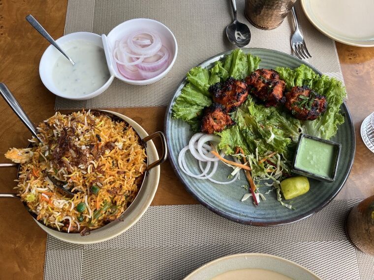 Indian Tadkaのビリヤニとチキンティッカを並べたテーブル