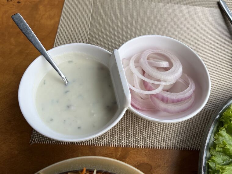 Indian Tadkaのビリヤニに付くライタと生玉ねぎ