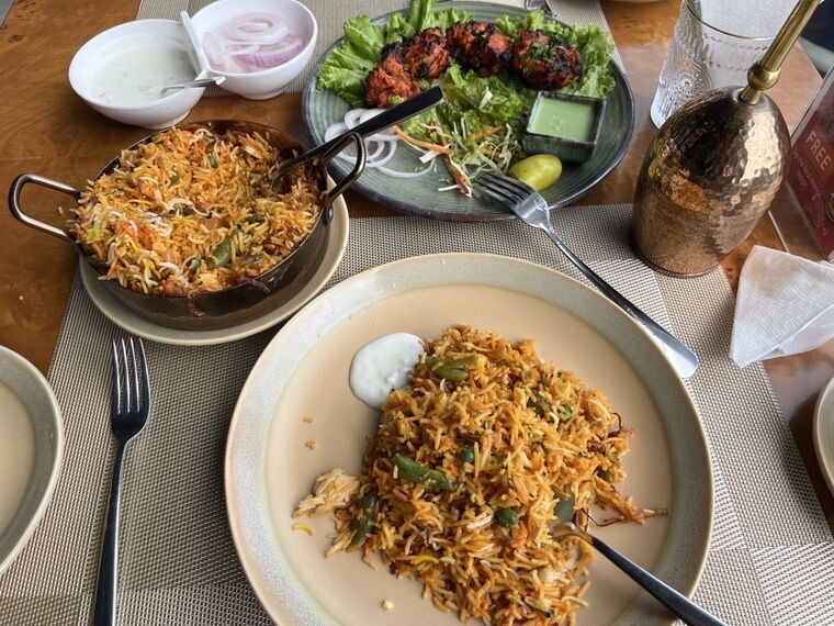 Indian Tadkaで注文した料理を取り分けたテーブル全体