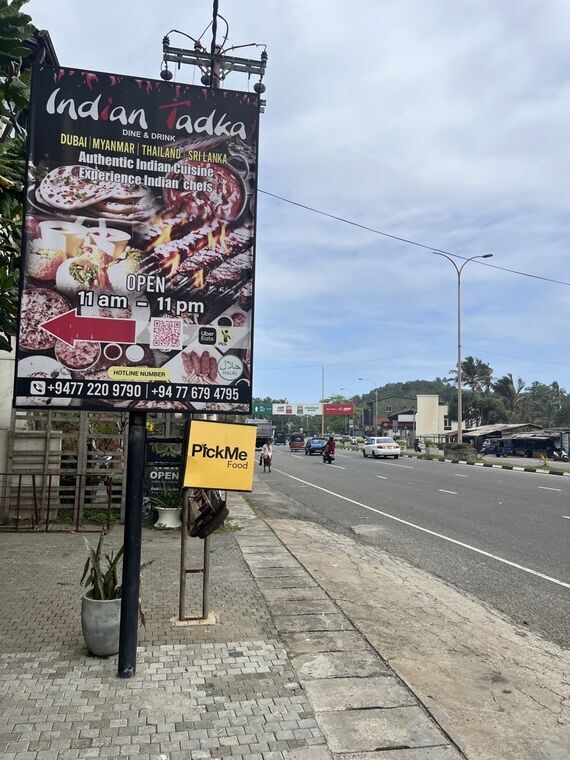 Indian Tadkaの道路沿いの看板。営業時間11時から23時