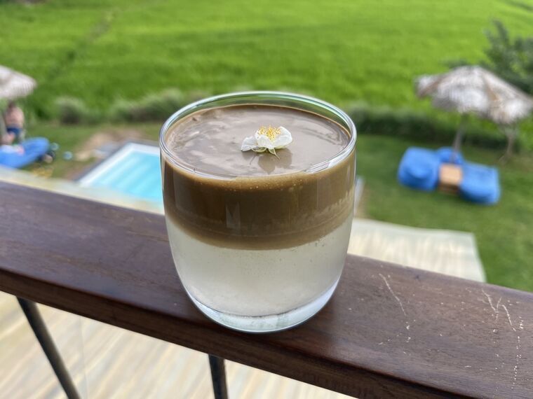 HALOのHojicha Candyをガラス越しに見たところ。上がほうじ茶のクリーム、下が白い層