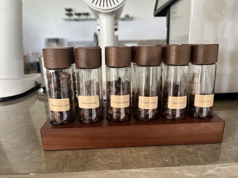HALOのコーヒー豆のサンプル瓶6本。ラベルにDefective beansやYunnan wineなどと書かれている