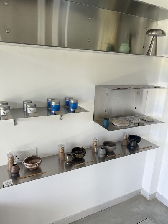 HALO SHOPの抹茶碗と茶筅、茶缶の陳列棚