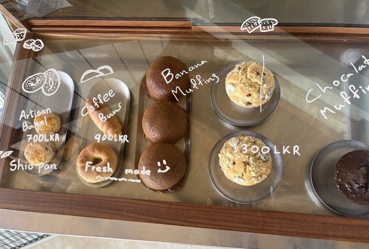 HALOのベーカリーのショーケース。ガラスに手書きで品名と値段が書かれている
