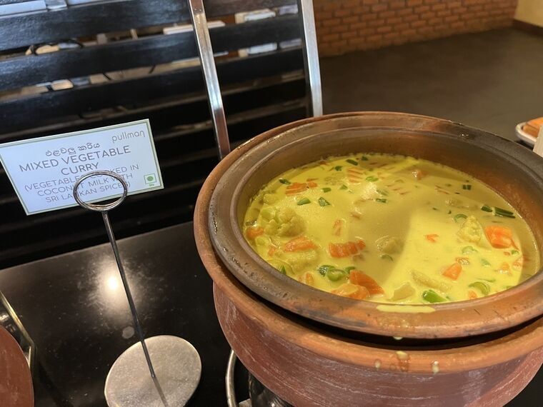 MIXED VEGETABLE CURRYの名札。右上にpullmanのロゴが入っている