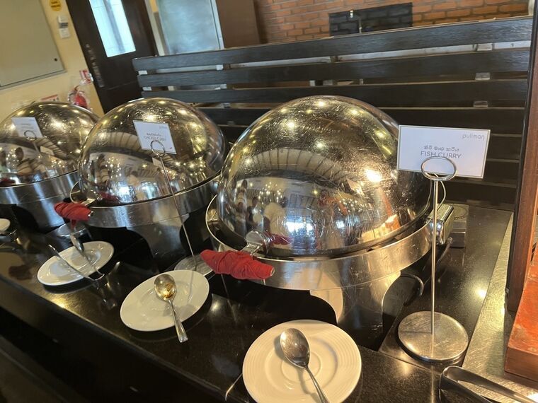 FISH CURRYとCHICKEN CURRYのチェーフィングディッシュと名札