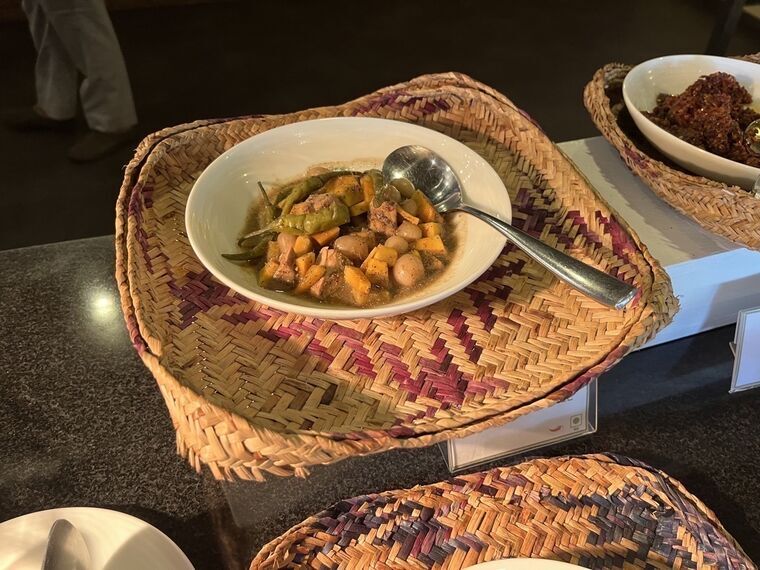 シンハラアッチャール。青唐辛子と小玉ねぎ、オレンジ色の野菜が漬かっている