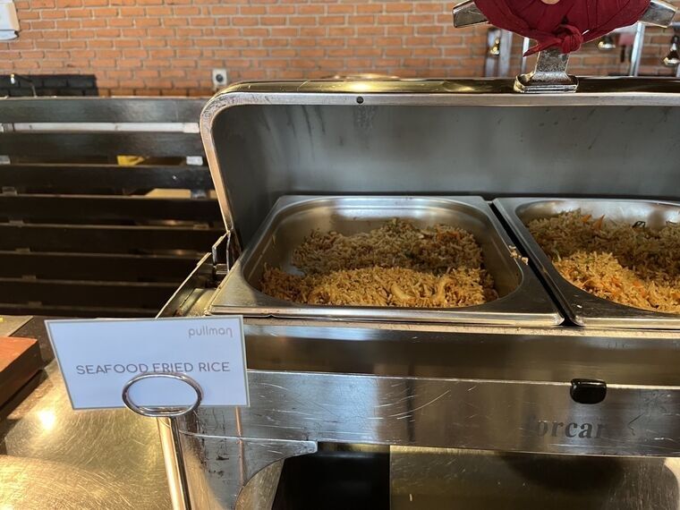 SEAFOOD FRIED RICEの名札とシーフードフライドライス