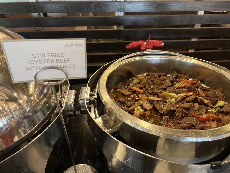 STIR FRIED OYSTER BEEF WITH VEGETABLESの名札とビーフの炒め物
