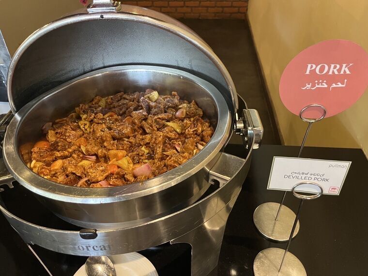 DEVILLED PORKの名札と、PORKの赤い札