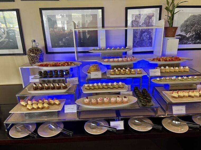 デザートビュッフェの陳列。グリーンベルベットケーキやパンナコッタが並ぶ