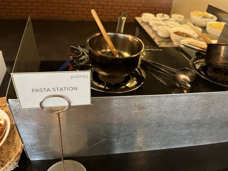 PASTA STATIONの名札とパスタコーナー